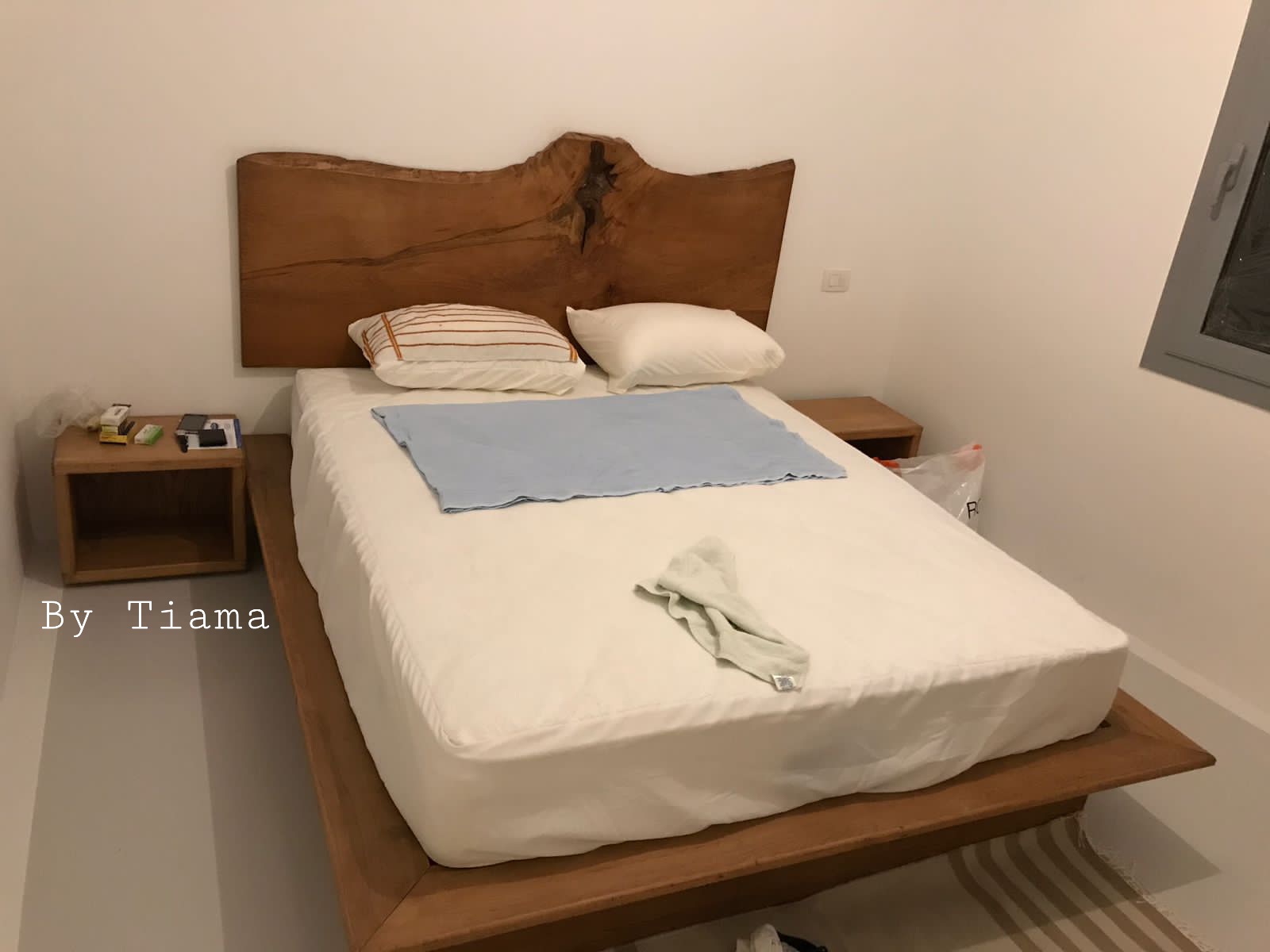 Bed story — Bed platform: Massive Beech wood — Headboard: Massive Beech Live edge — 1