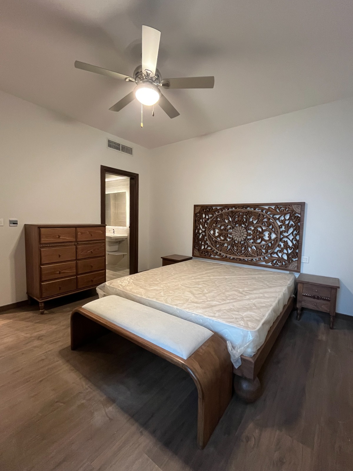 سرير — Royal salutes bed — خامة قاعدة السرير: خشب زان مصمت — خامة ظهر السرير: خشب كونتر طبيعي + زان مصمت "نحت يدوي Oyma" No CNC used — 3