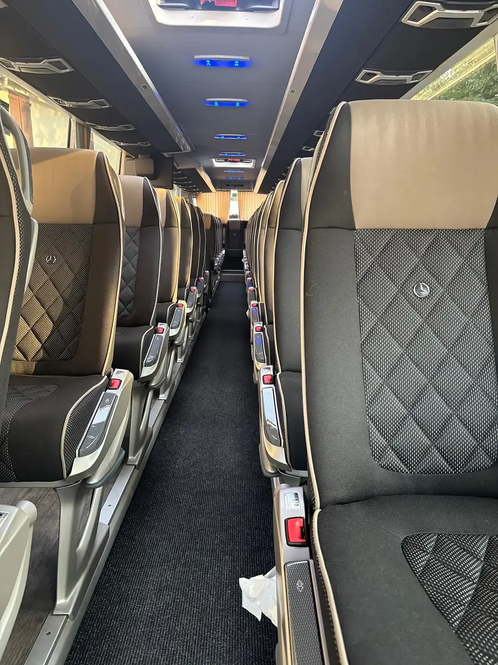 Bus-avec-chauffeur-Siège-haut-de-gamme-prise-USB.webp