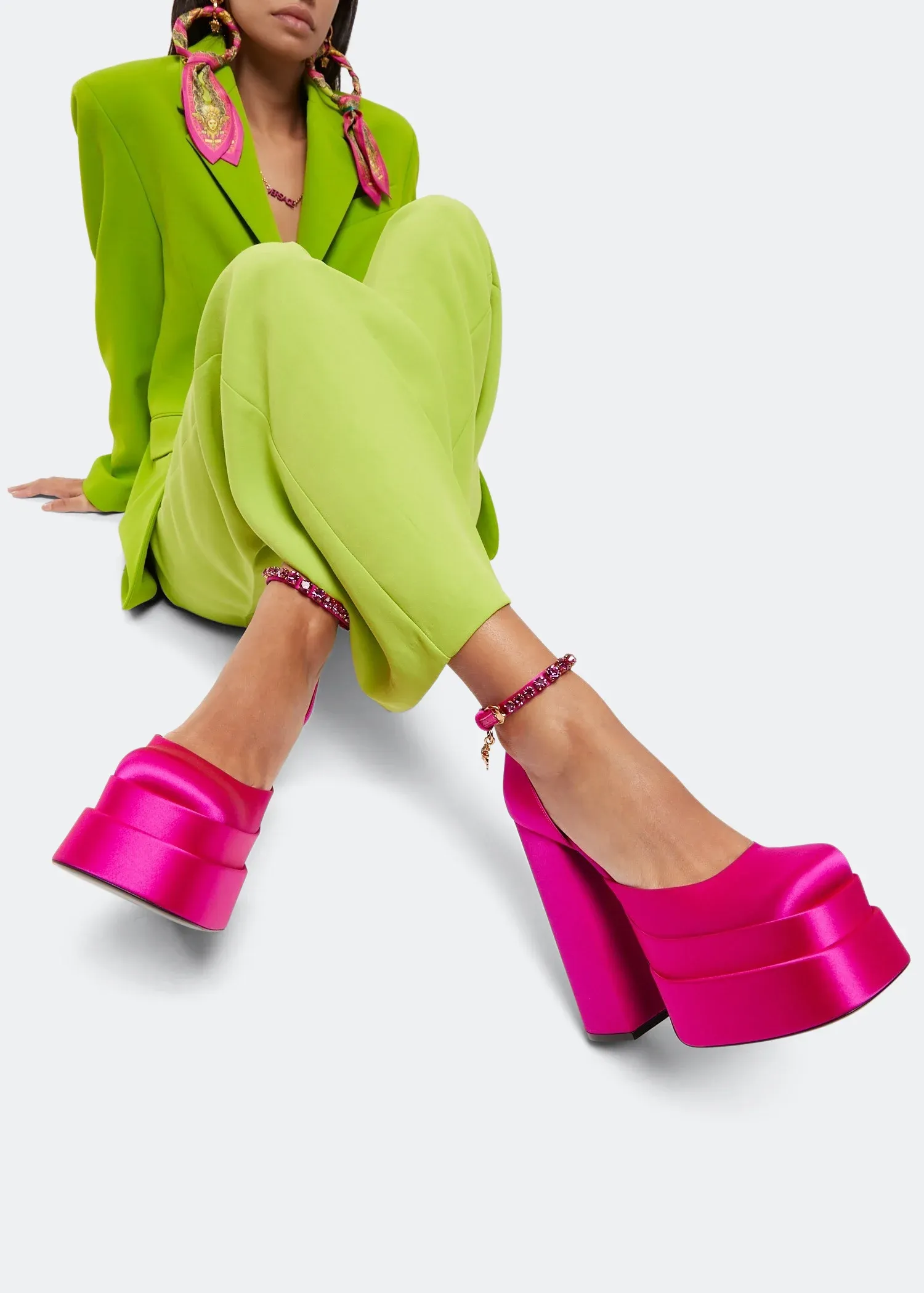 Атласные туфли-братц Versace Medusa Aevitas на платформе цвета фуксии