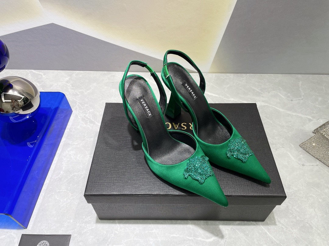 Туфли-лодочки Versace La Medusa из атласа с ремешком