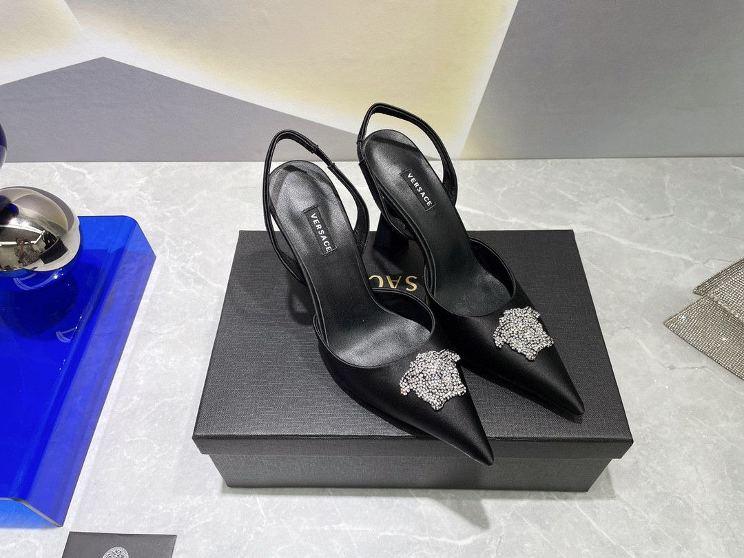 Туфли-лодочки Versace La Medusa из атласа с ремешком