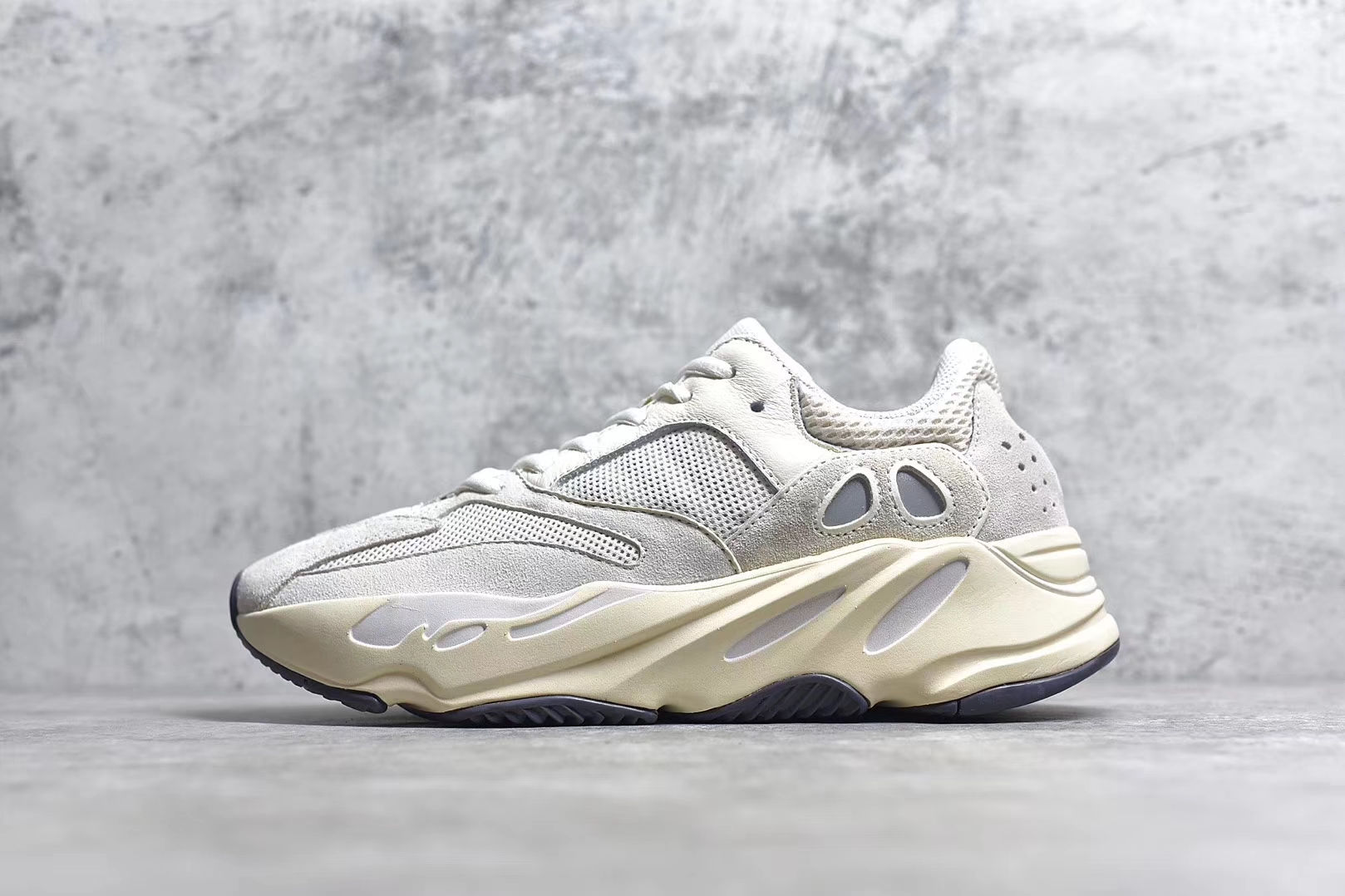 Кроссовки adidas Yeezy Boost 700 Beige