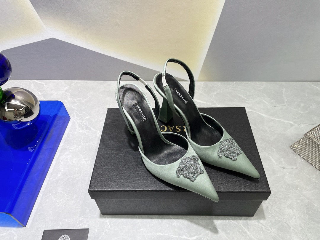 Туфли-лодочки Versace La Medusa из атласа с ремешком