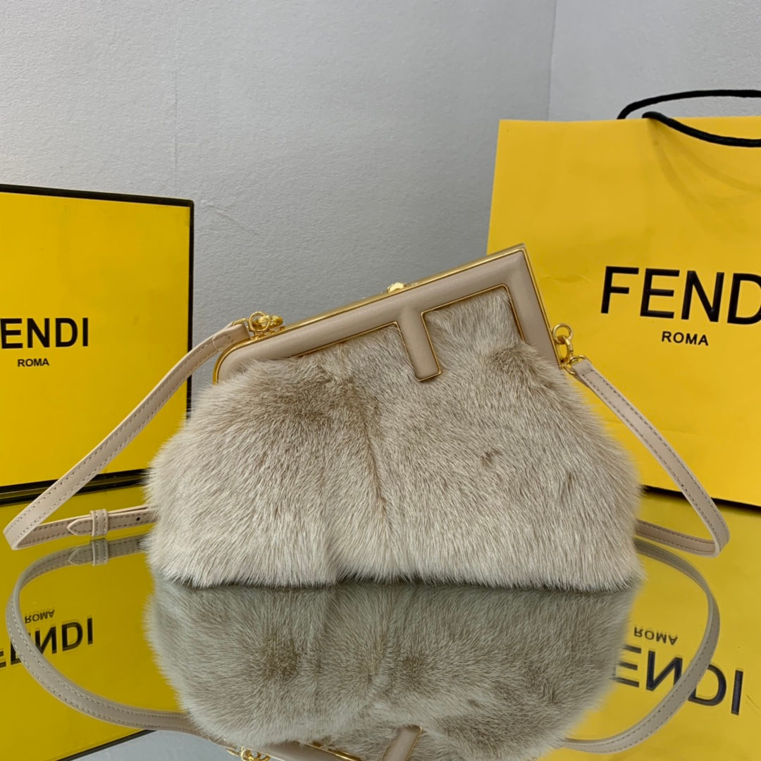 Сумка Fendi First Small Furry кремового цвета