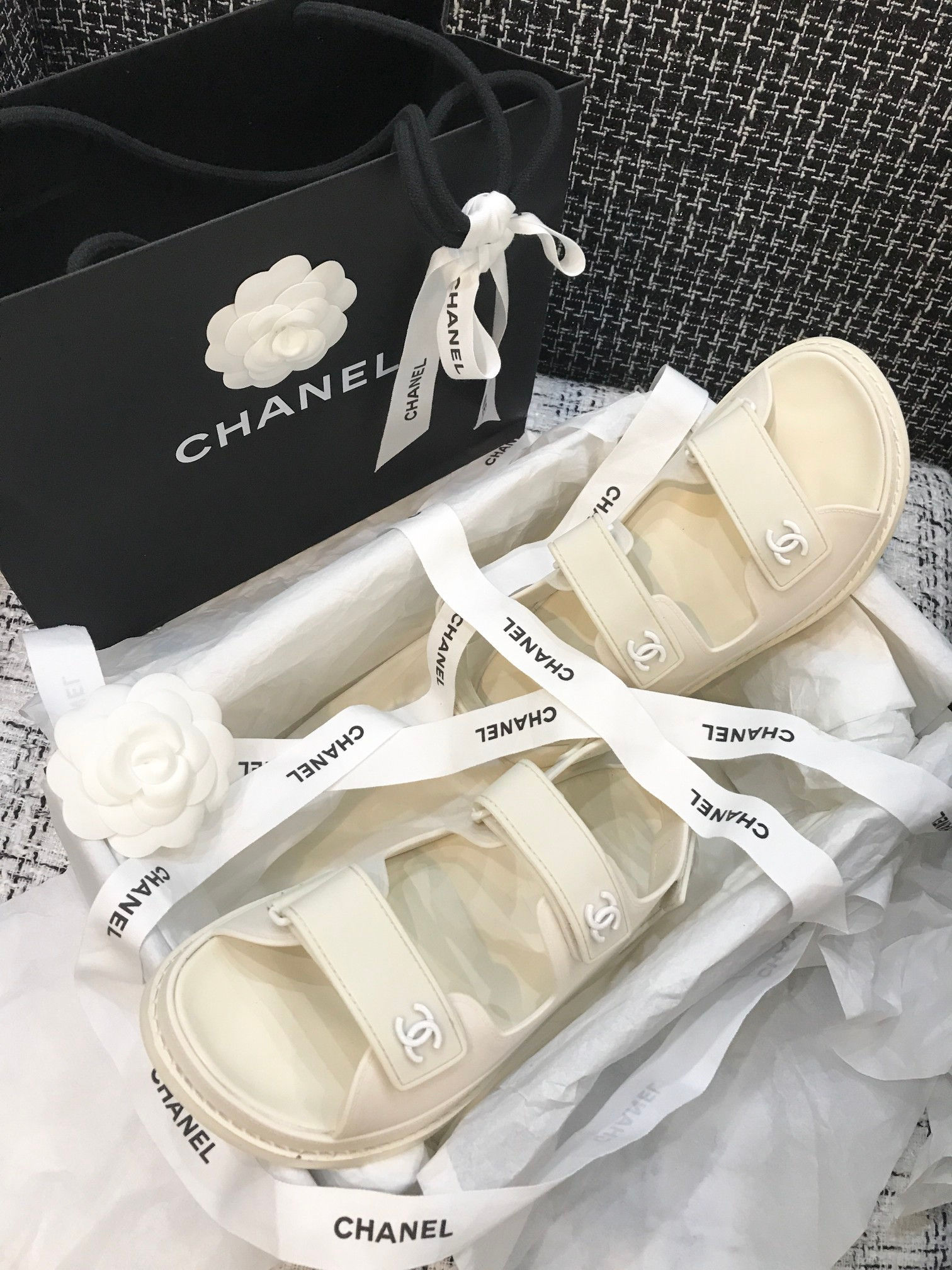 Резиновые сандалии Chanel белого цвета