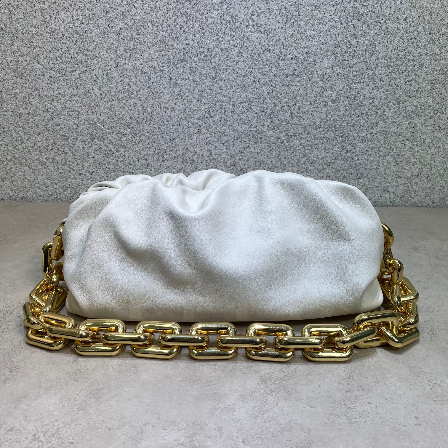 Сумка Bottega Veneta Chain Pouch Snow White