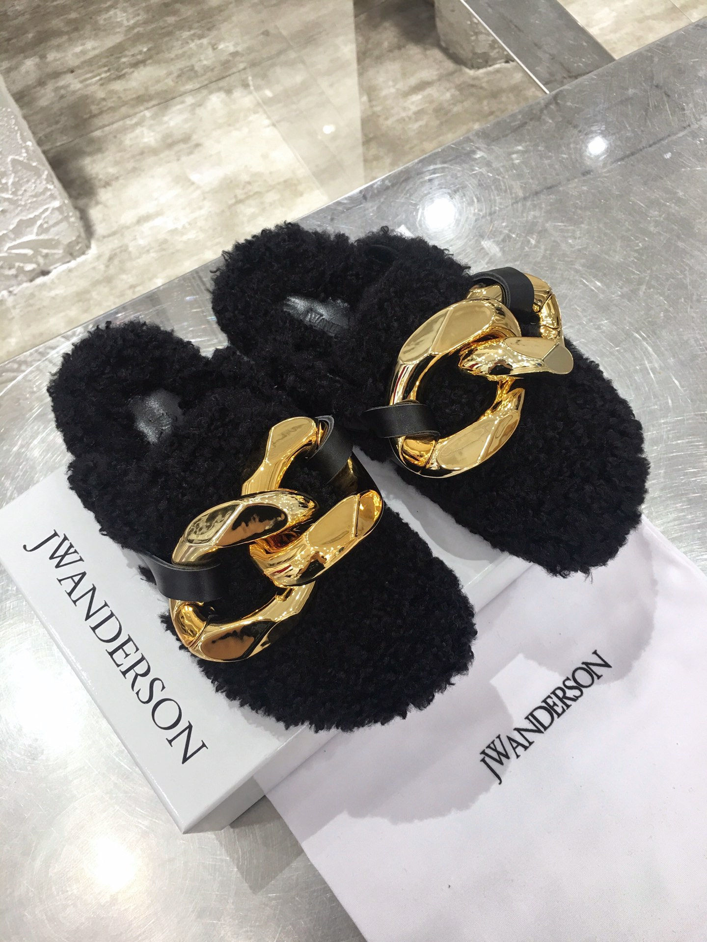 Меховые мюли-лоферы JW Anderson черные