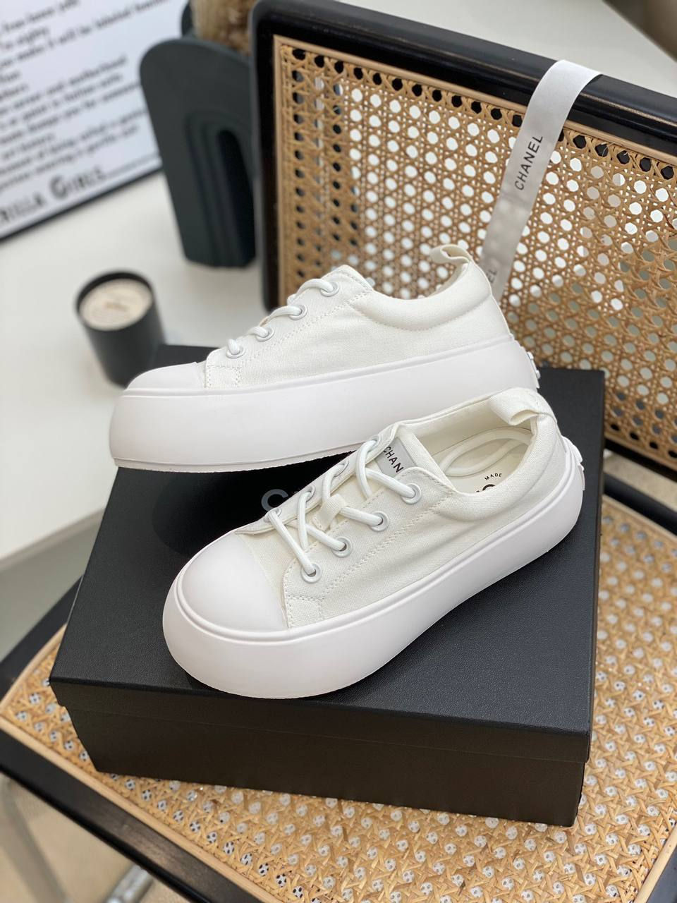 Миниатюра: Текстильные кеды Chanel белого цвета