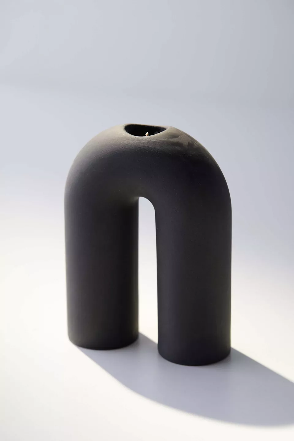 Керамический подсвечник "Дуга" черного цвета