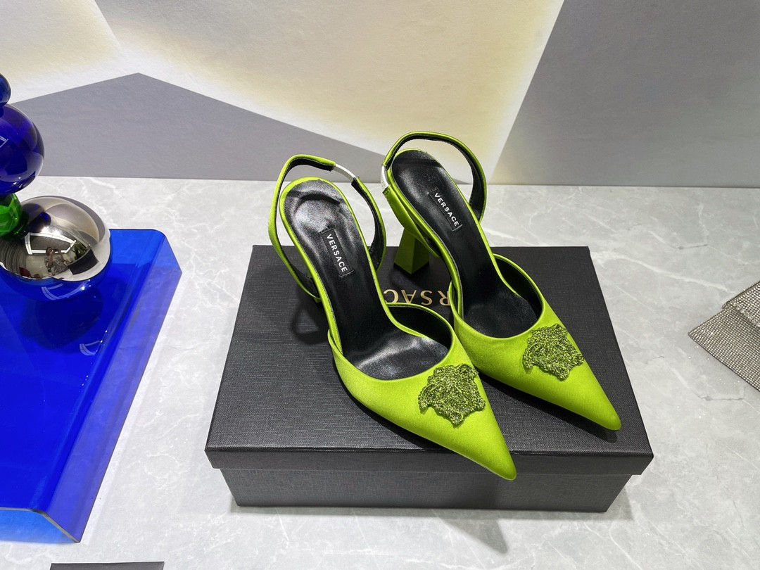 Туфли-лодочки Versace La Medusa из атласа с ремешком