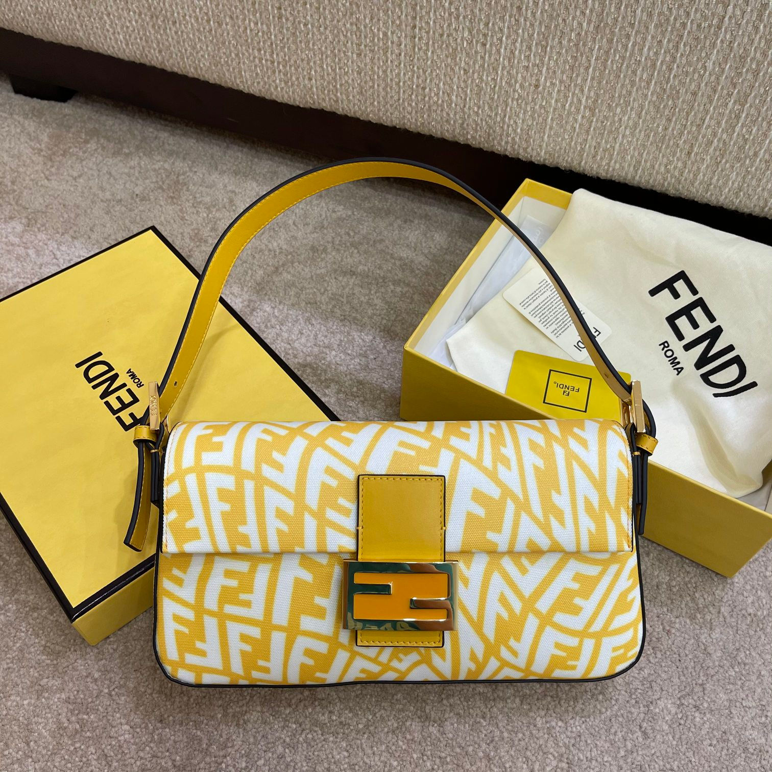 Сумка Fendi Baguette 1997 из глянцевой холщовой ткани желтого цвета