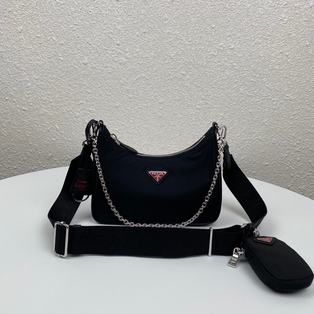 Сумка Prada Nylon Re-Edition 2005 черного цвета с красной эмалью