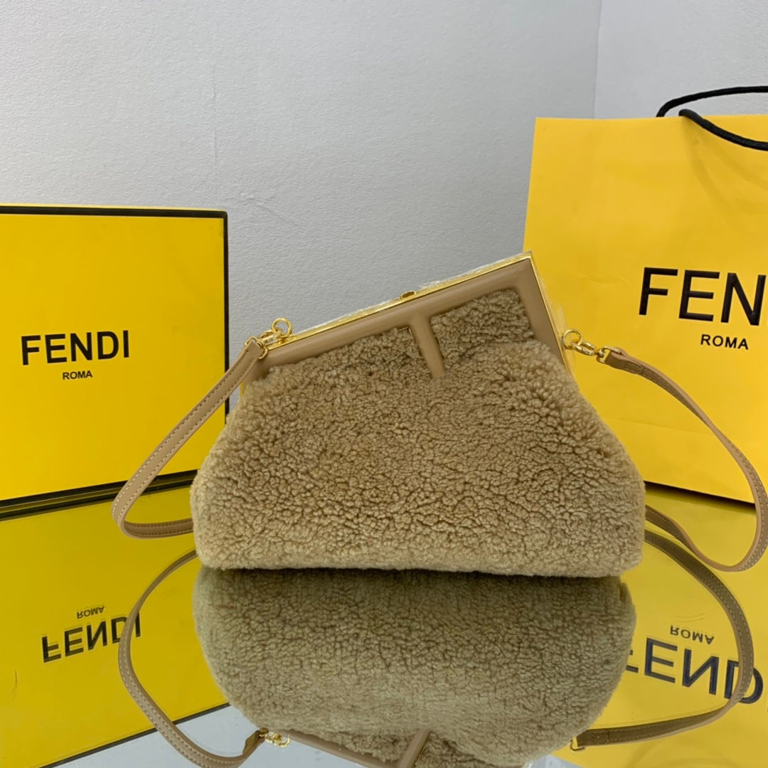 Сумка Fendi First Small Teddy песочного цвета