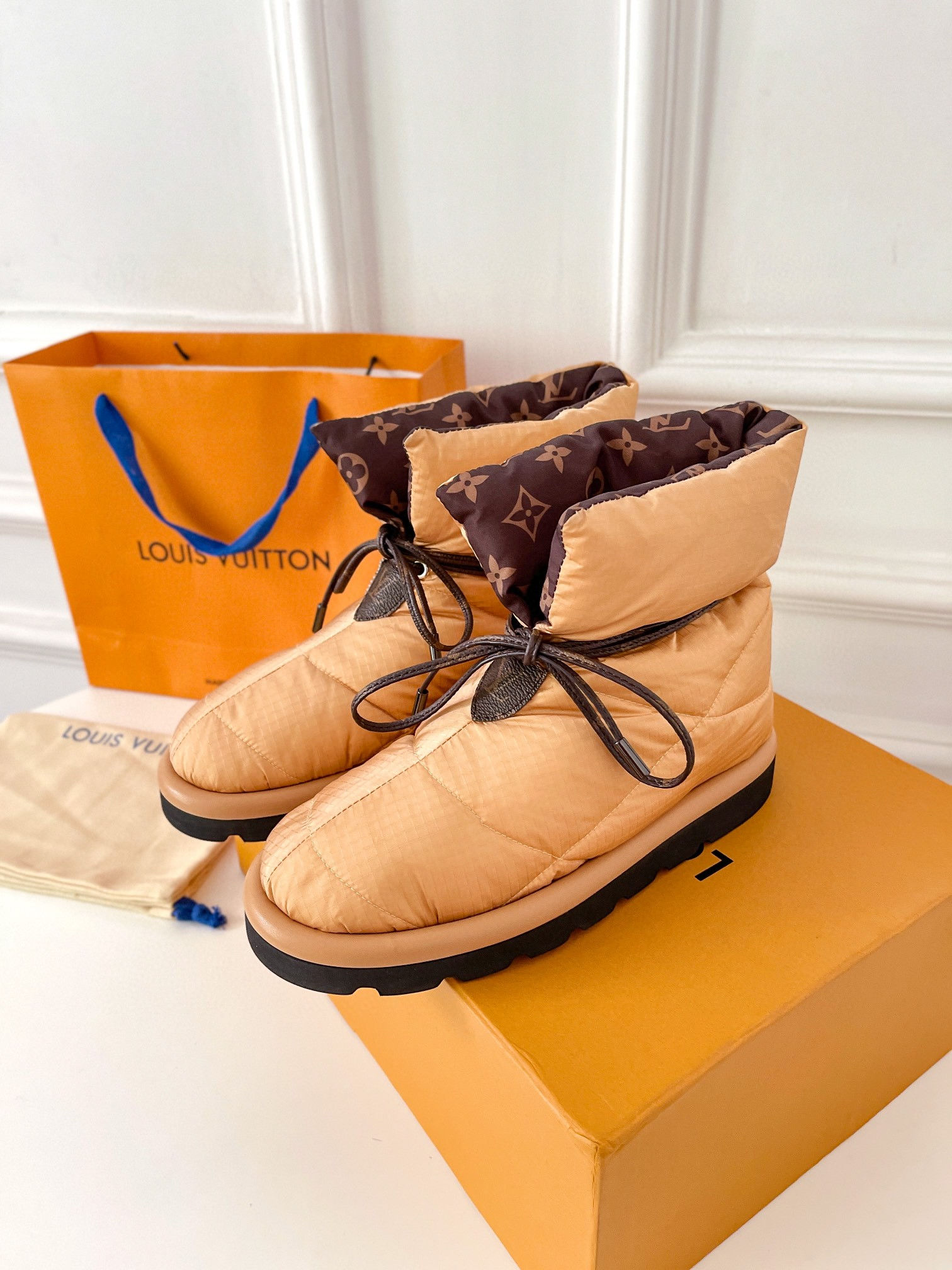 Бежевые дутые ботинки Louis Vuitton LV Pillow