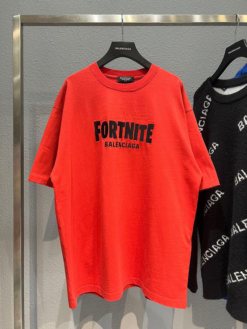 Красная футболка Balenciaga Fortninte с логотипом
