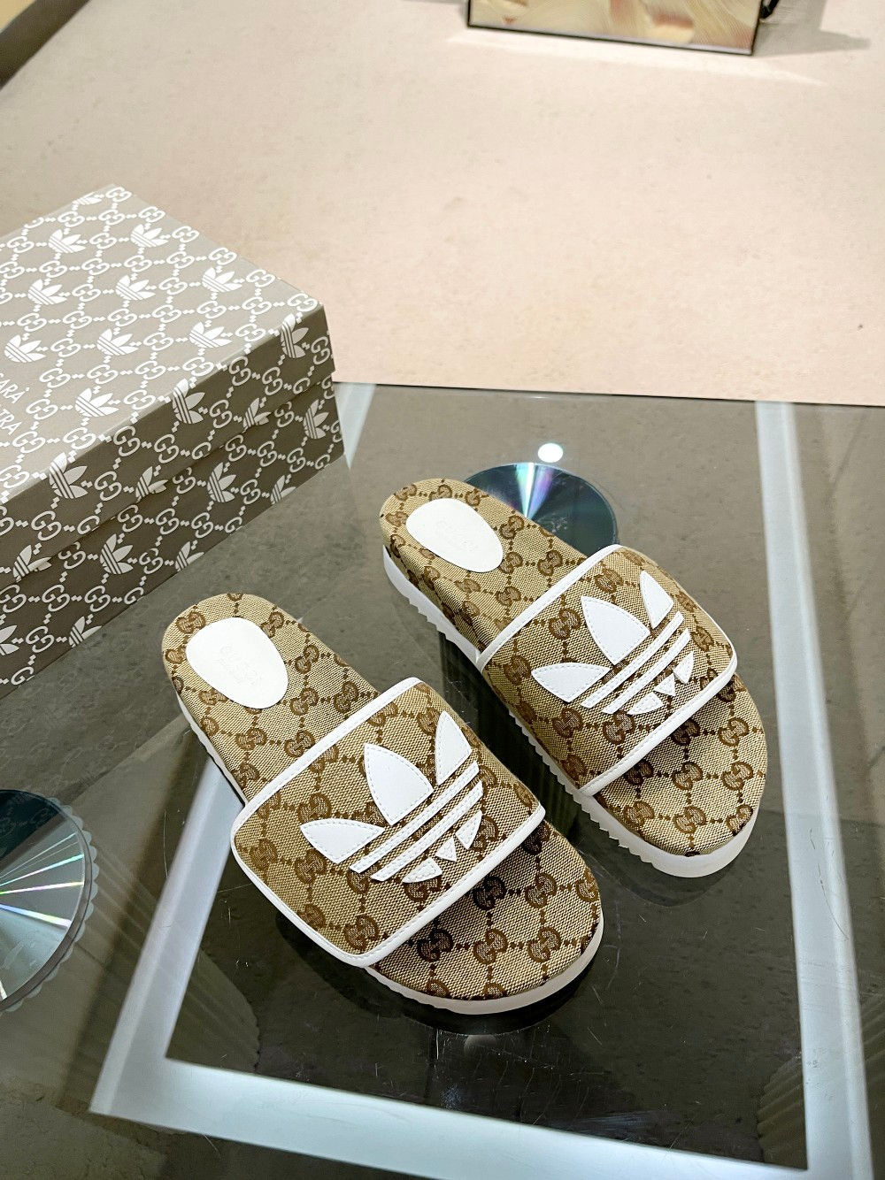Шлепанцы adidas x Gucci GG Supreme