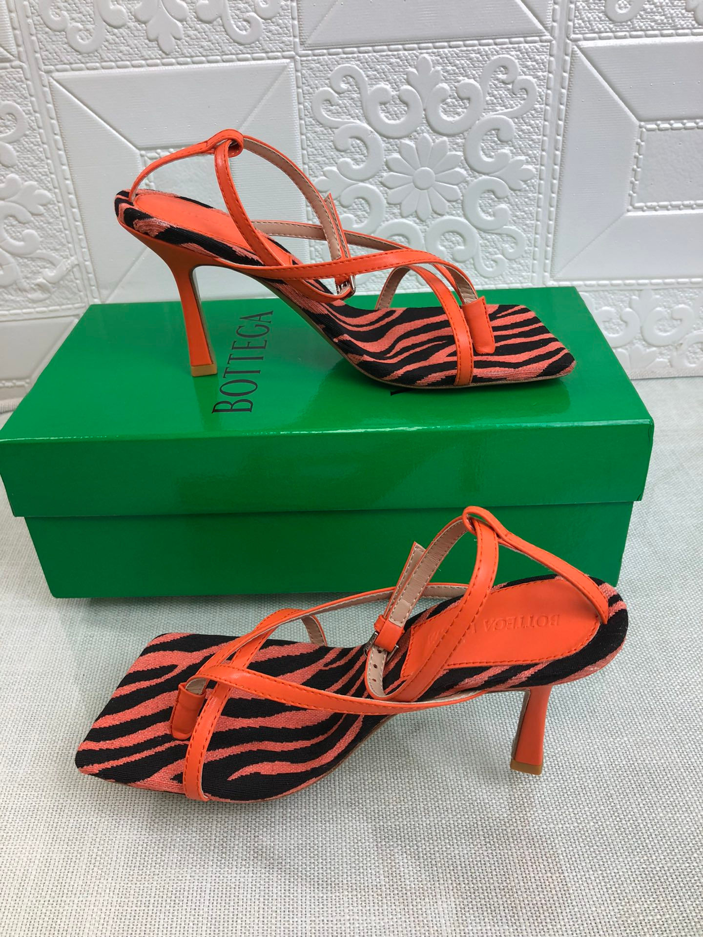 Кожаные туфли-босоножки Bottega Veneta Stretch Orange Zebra