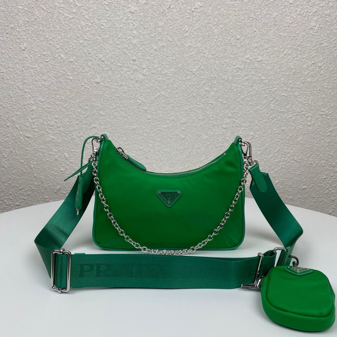 Сумка Prada Nylon Re-Edition 2005 зеленого цвета