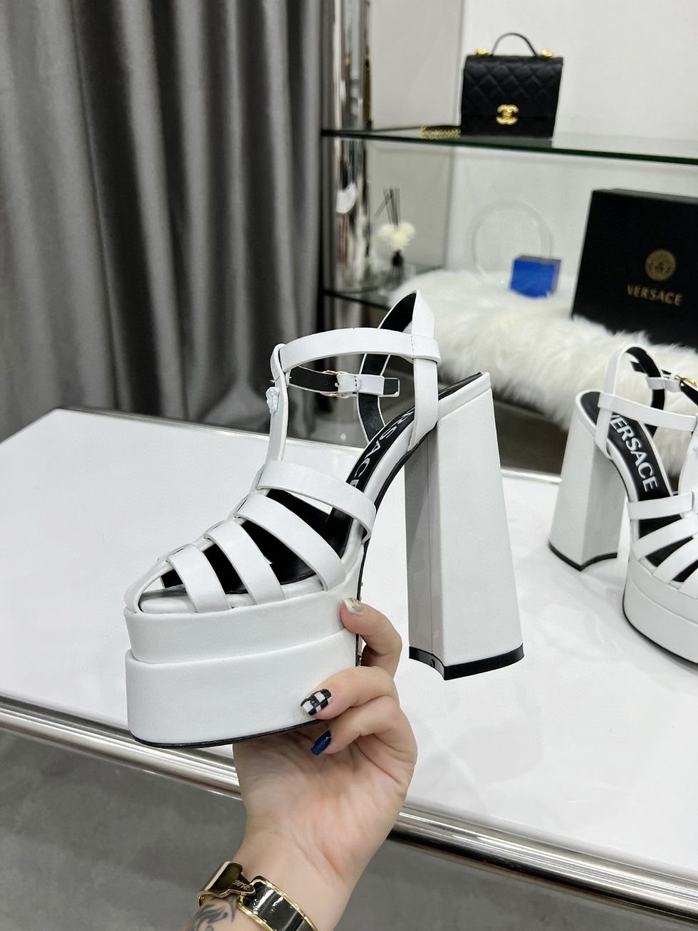 Миниатюра: Кожаные босоножки Versace La Medusa белые