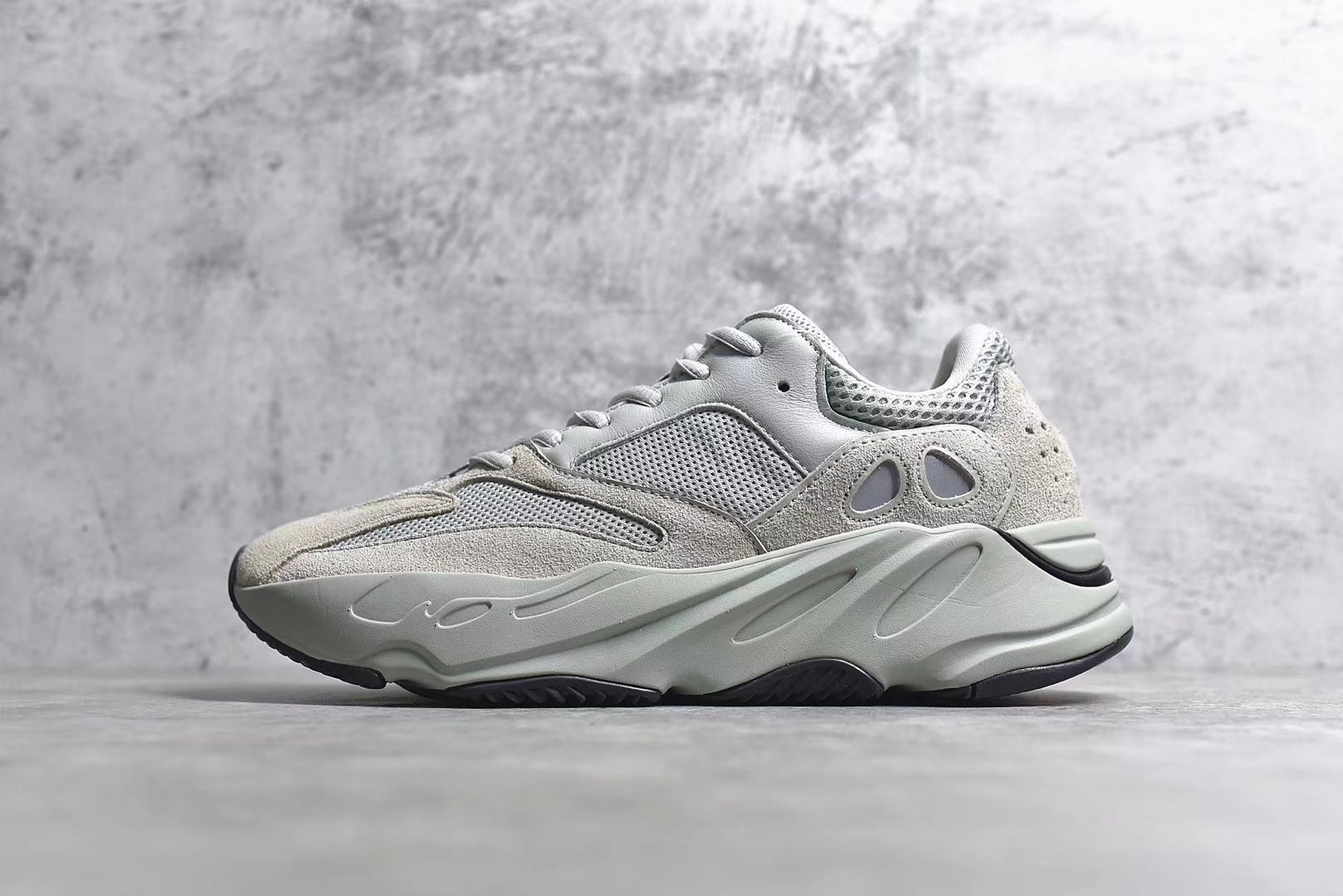 Кроссовки adidas Yeezy Boost 700 Salt