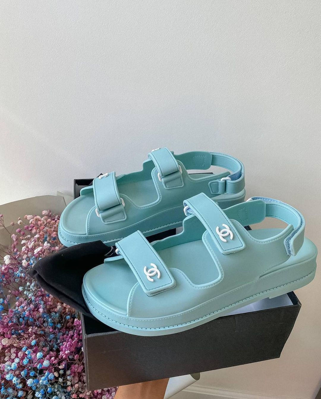 Резиновые сандалии Chanel нежно-голубого цвета