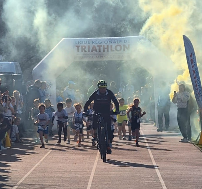 Duathlon Rois 2025 - départ fumigenes_edited.jpg