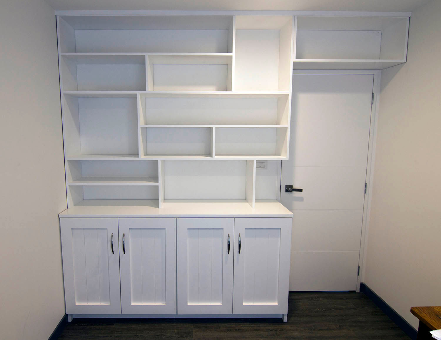 Bibliothèque avec meubles bas