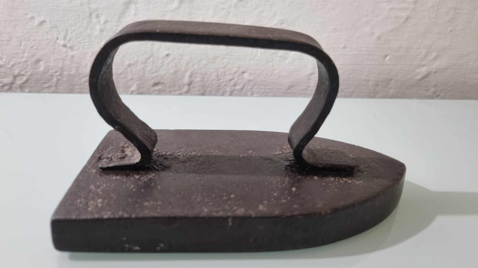 Fer à repasser ancien en fonte – XIXe siècle