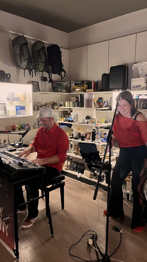 Steffi und Matthias von Simply Harmony während eines gemeinsamen Live-Auftritts auf einer Firmen-Weinachtsfeier