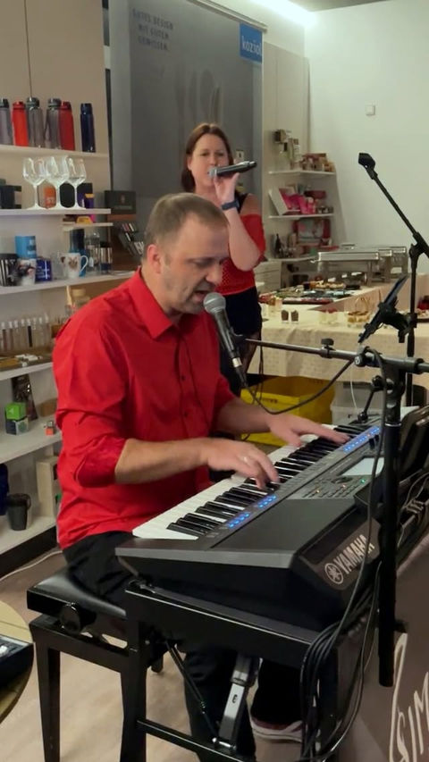 Steffi und Matthias von Simply Harmony während eines gemeinsamen Live-Auftritts auf einer Firmen-Weinachtsfeier