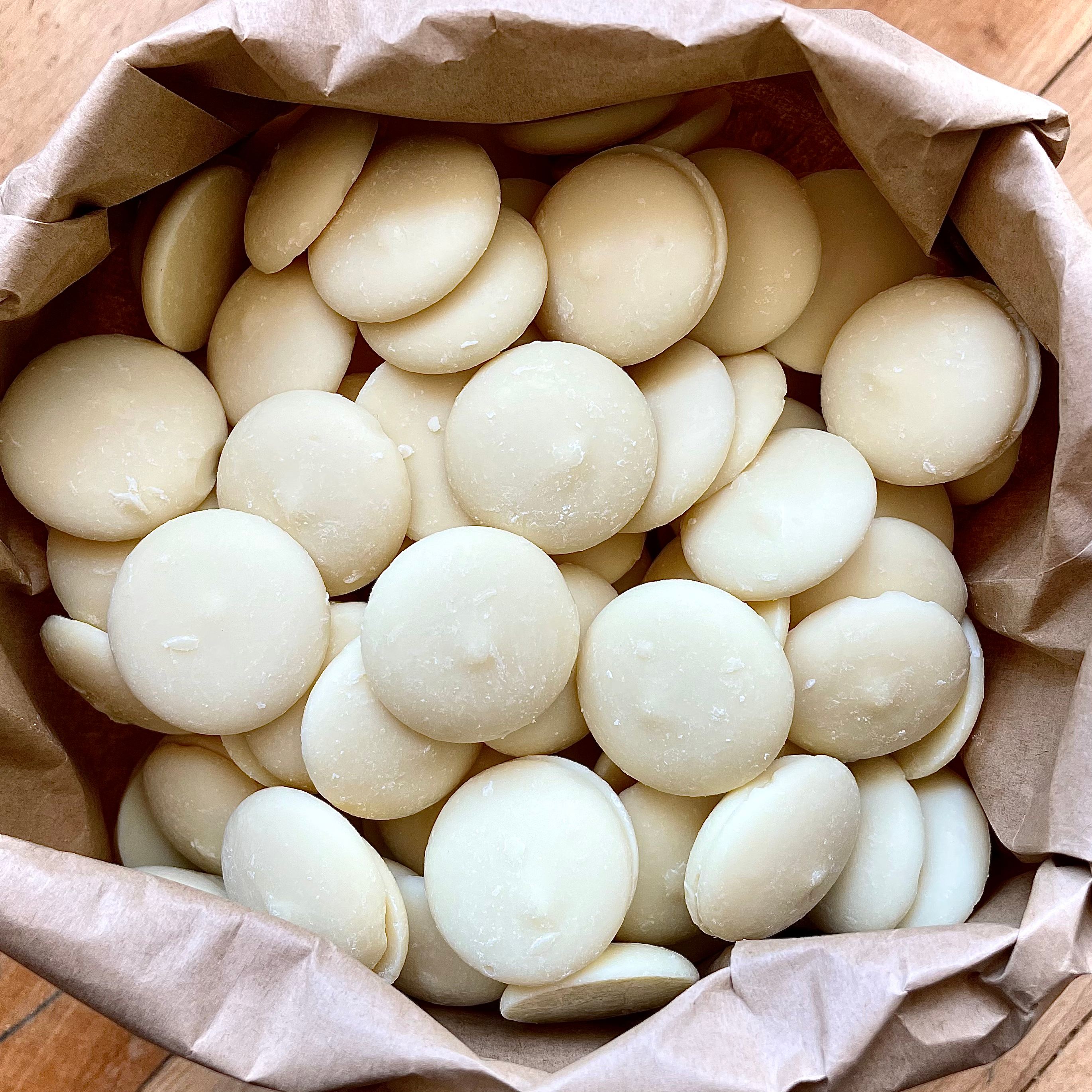 Organic chocolate buttons - white (100g)