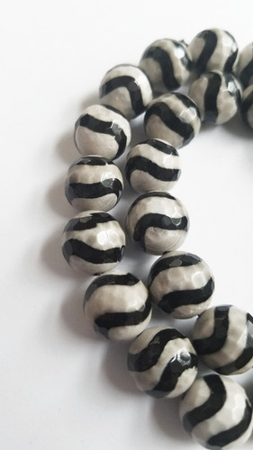 Black And White Wavy Striped Faceted Bead String Kate s Treasure black-and-white-wavy-striped-faceted-bead-string-kate-s-treasure