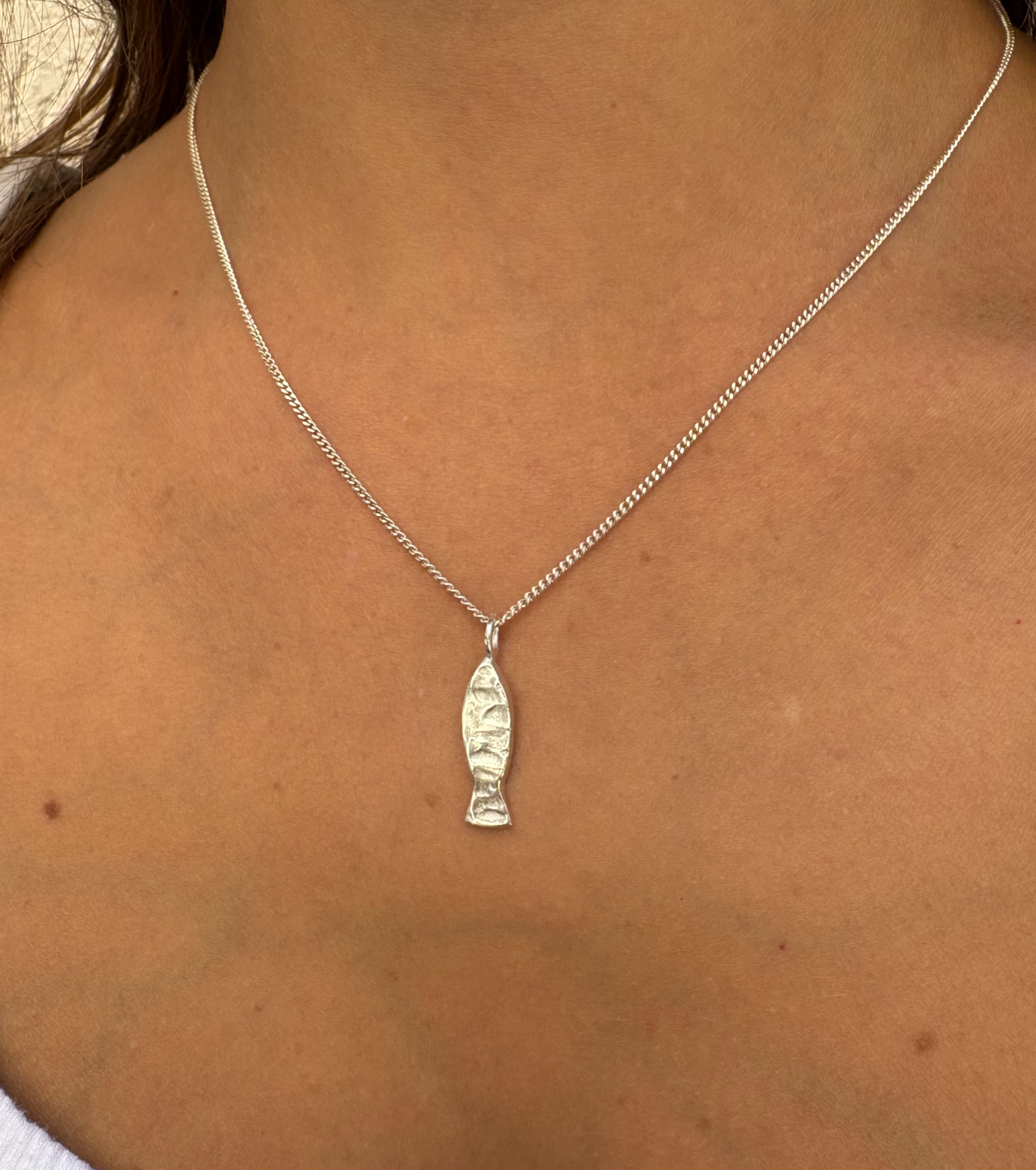 שרשרת דג כסופה על צוואר
