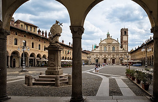 Veduta_della_Piazza_Ducale_di_Vigevano.j