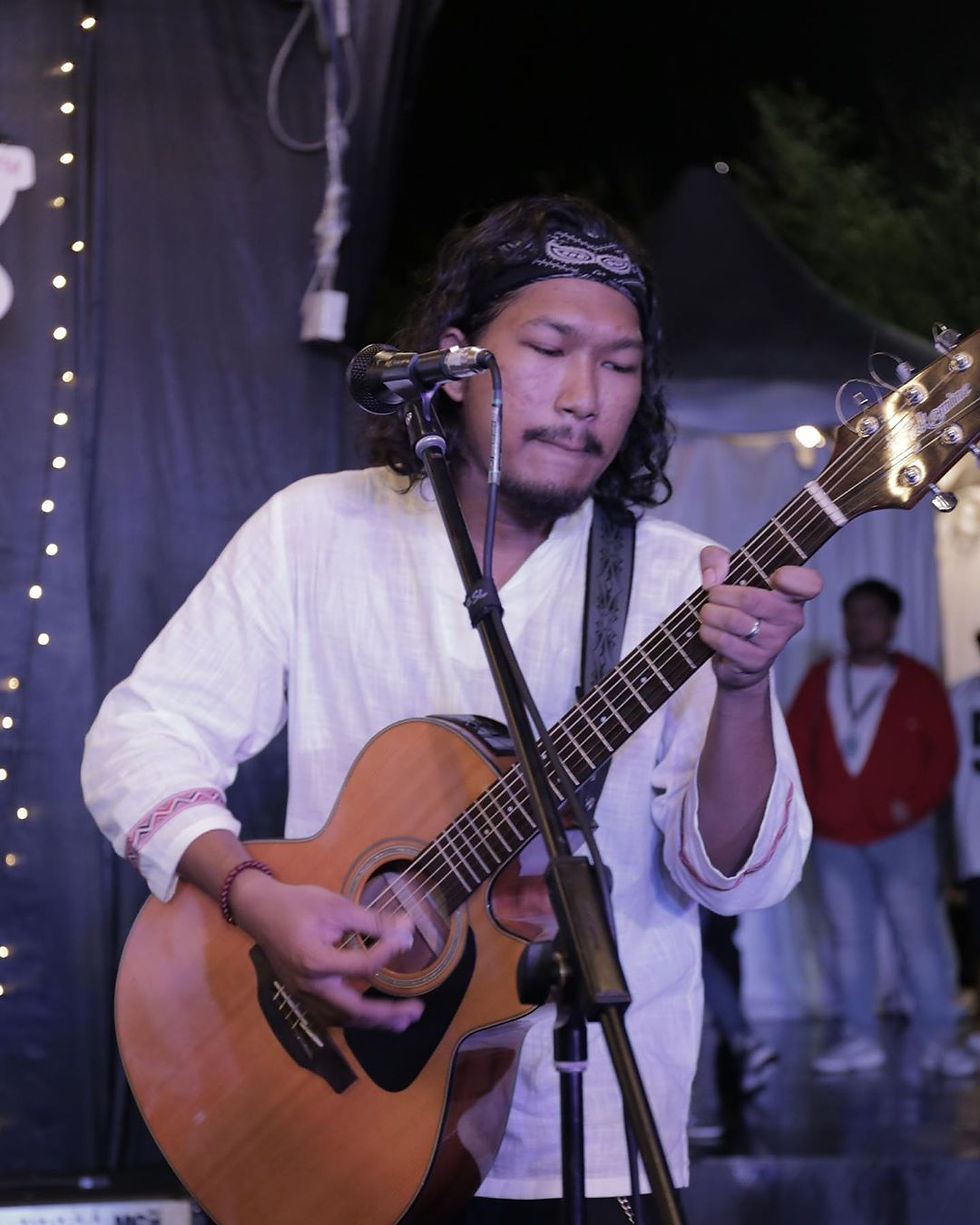 Ajik (guitarists)