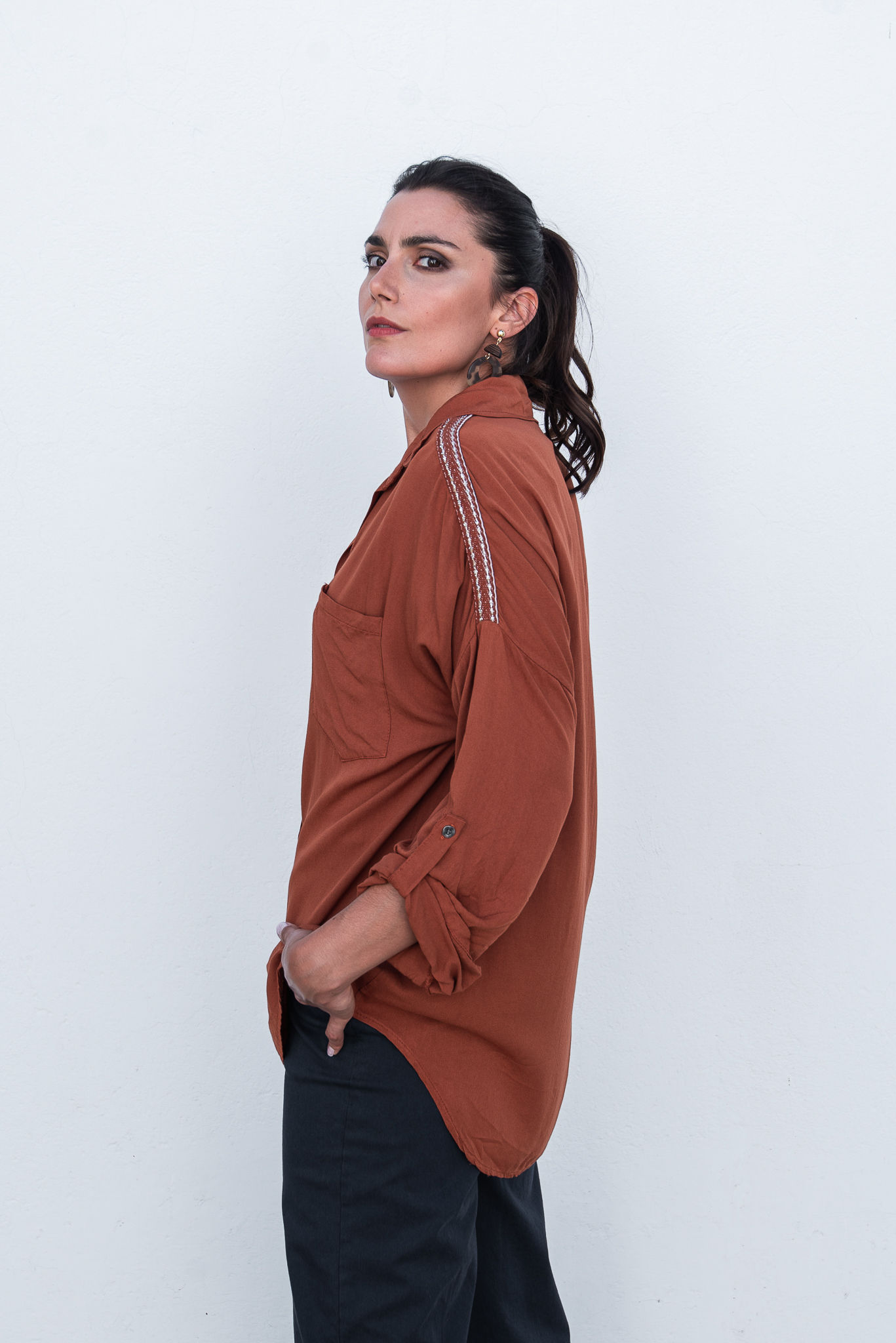 Camisa línea plateada.