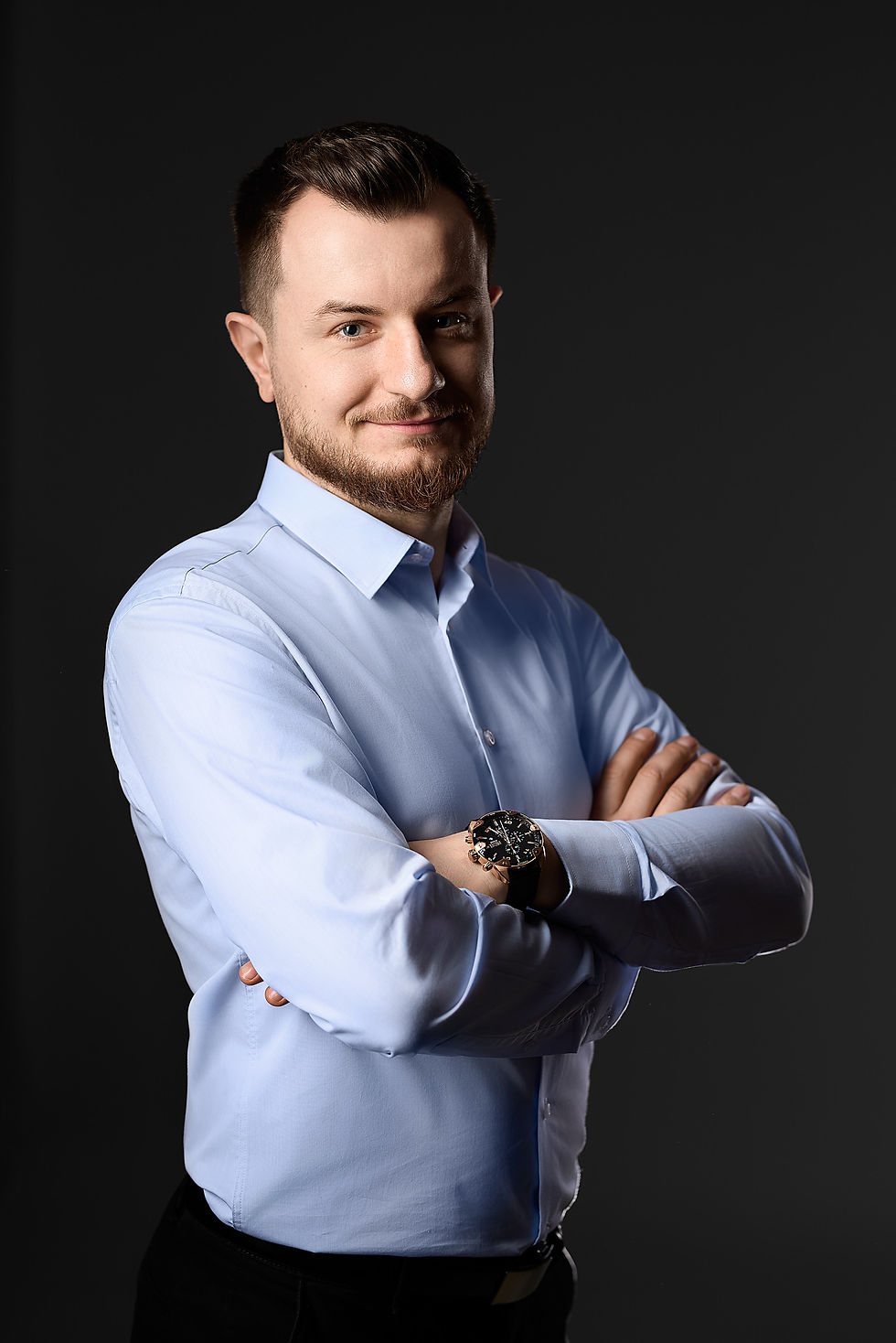 Mężczyzna w eleganckiej koszuli- zdjęcie Linkedin