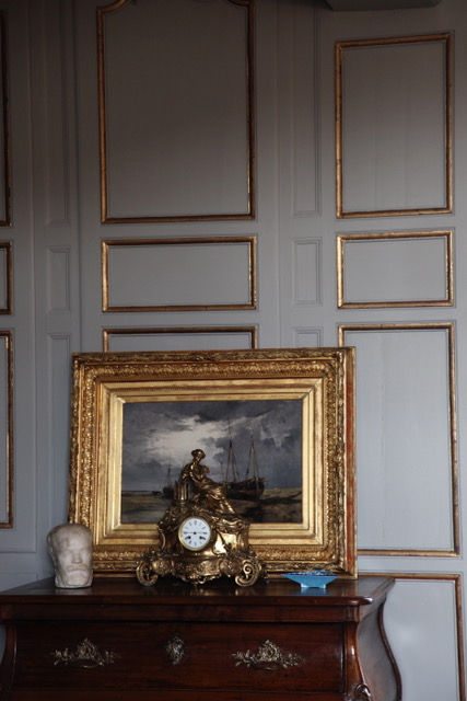 11 (fond gris foncé) Chateau Jean Faux, St Emilion. Peinture de?cor caseine, re ́champis feuille d'or.-1