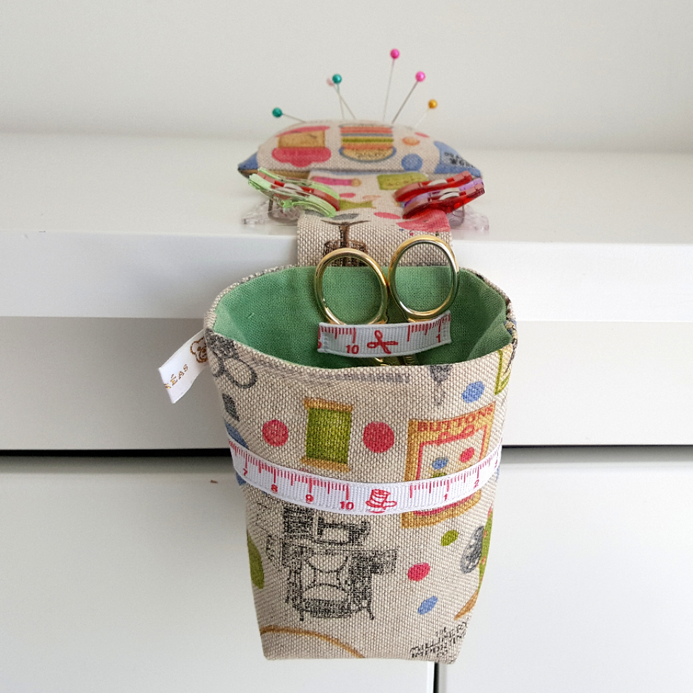 Patron PDF Poubelle à fils avec porte-épingles et range-ciseaux