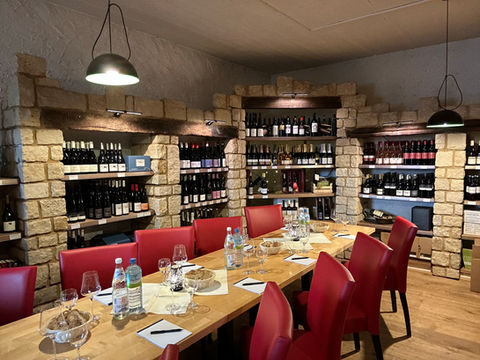 Vinothek mit Weinregal