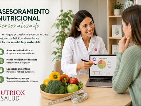 Dietista realizando asesoramiento nutricional presencial personalizado con una clienta