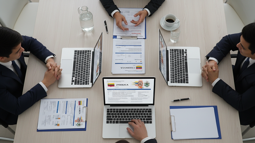 Vue en plongée d'une réunion d'affaires avec documents et ordinateur