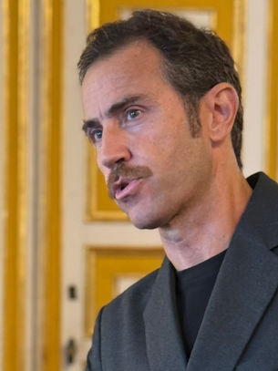 Franco Cerri durante una presentación en el Teatro Nacional de San Salvador interpretando repertorio operístico italiano.