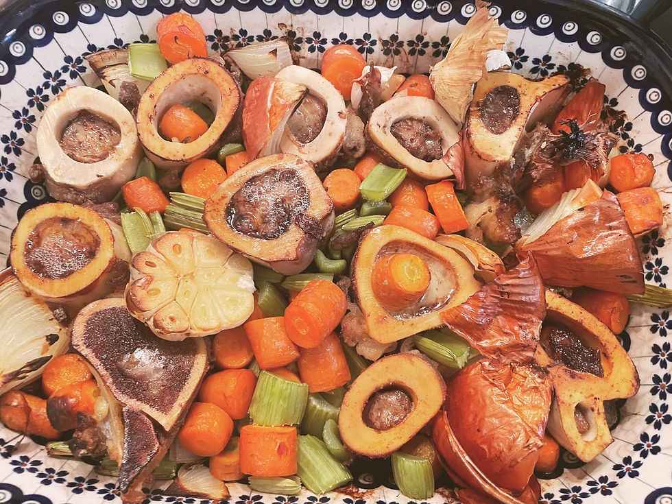 Pools porseleinen ovenschaal met kraamkost (geroosterde wortels, selder, look en botten met beenmerg)