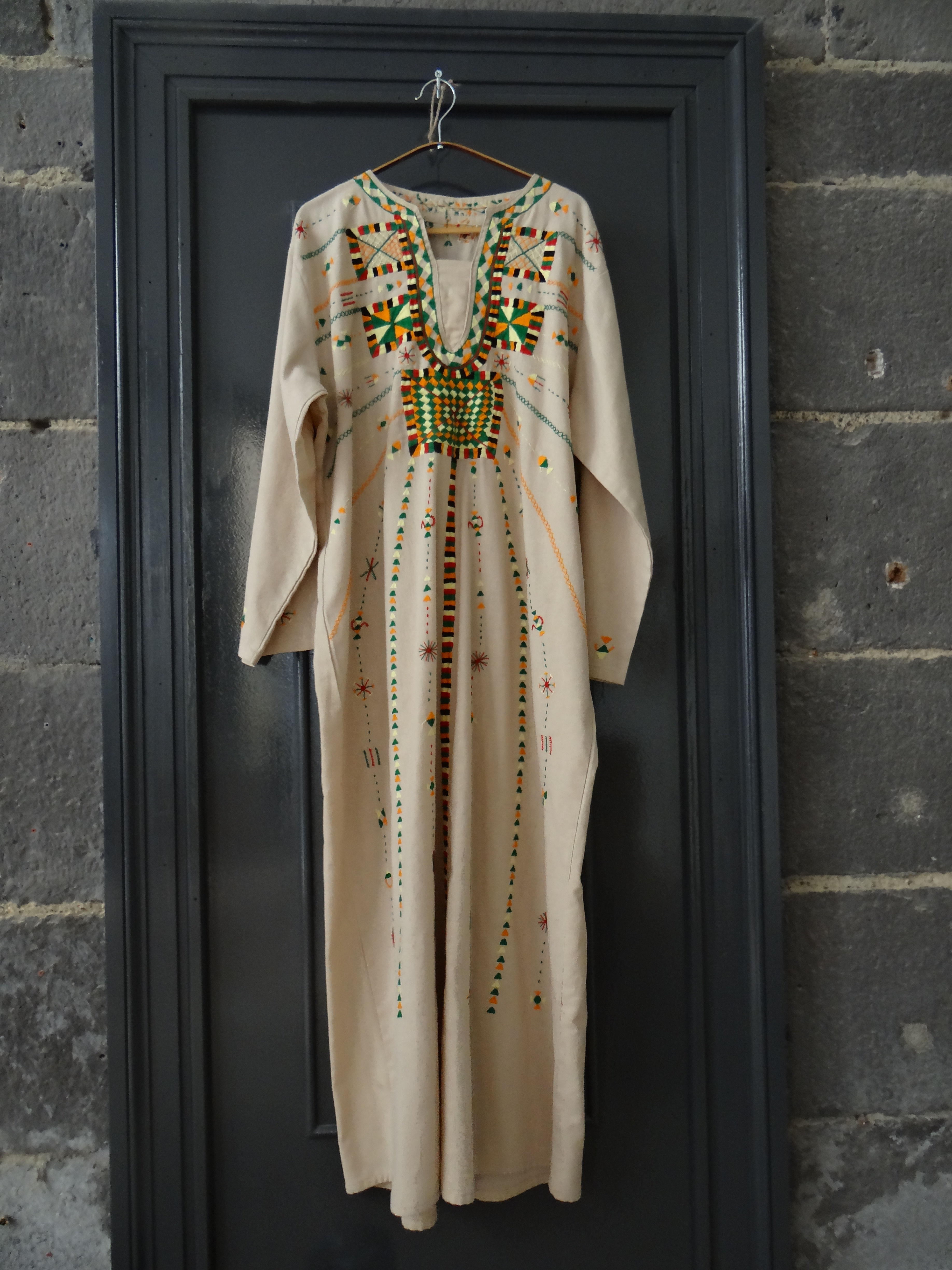 Robe beige brodée