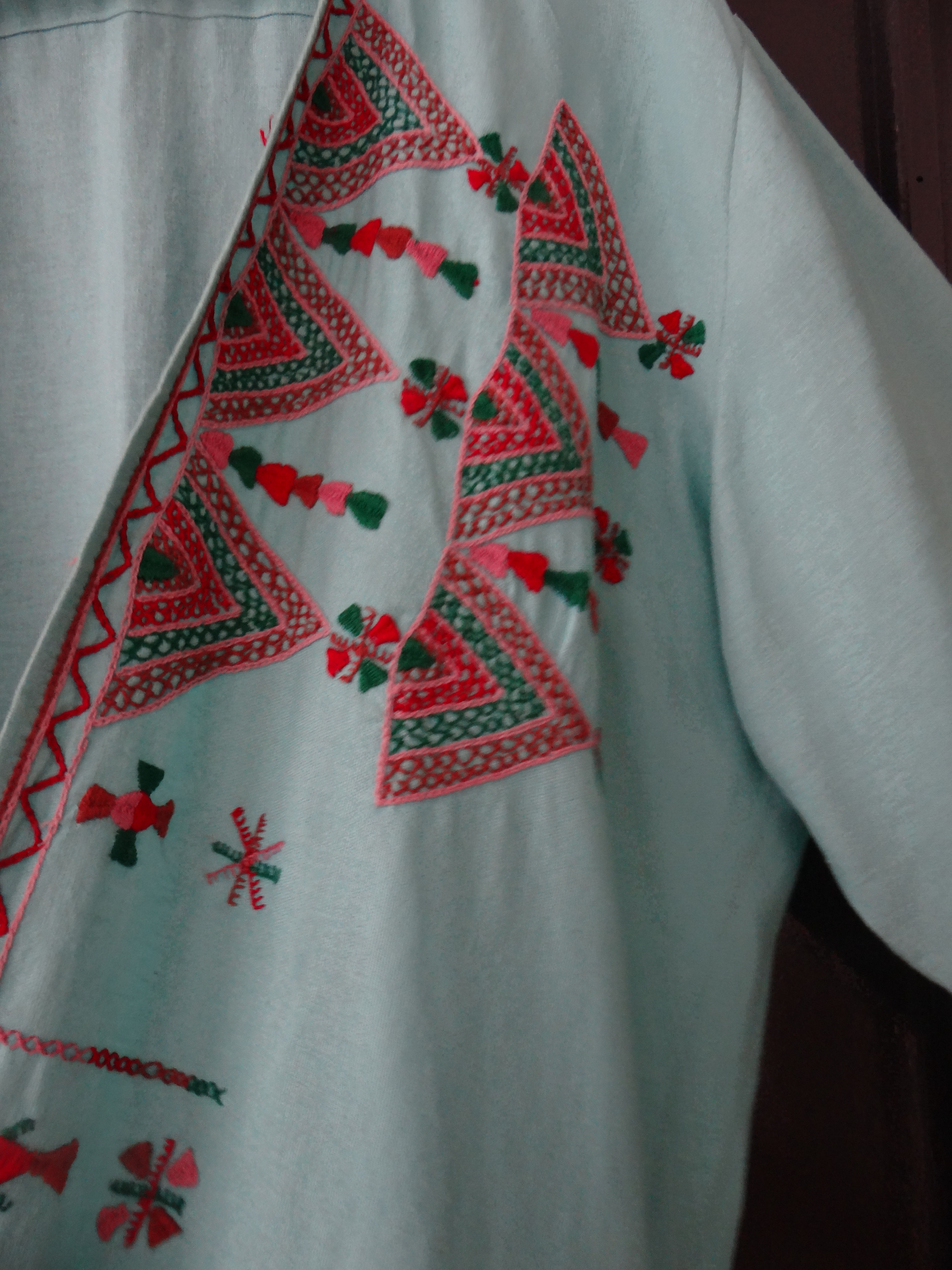 Robe manteau brodée courte