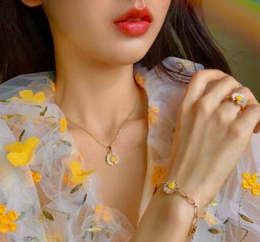 Dainty Daisy Necklace Set