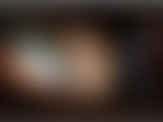 Une petite fille dans son lit sur un téléphone