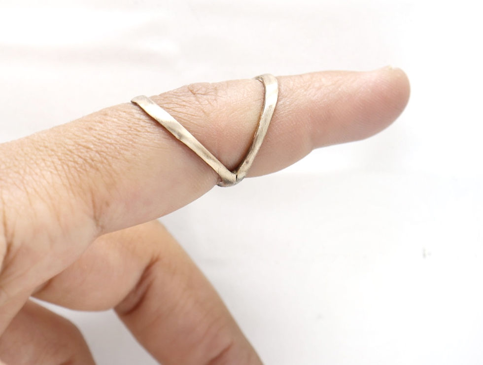 Miniatura: EB76 Bronze Swan Neck Splint Ring: Handmade Joint Support